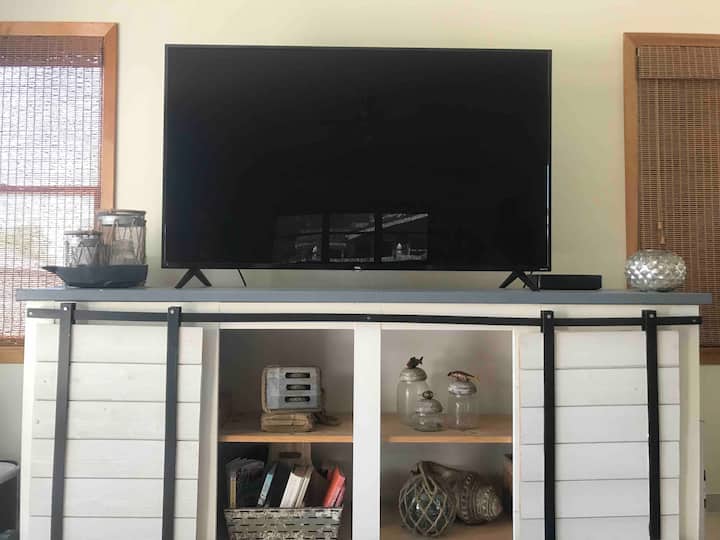 سيبقيك التلفزيون الذكي مقاس 65بوصة مستمتعًا في الأيام الممطرة. 