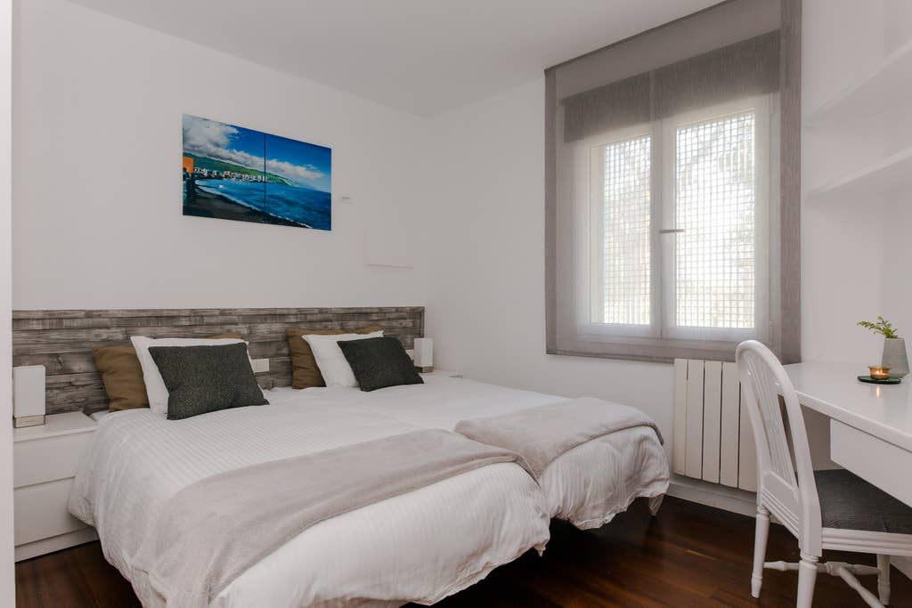 La deuxième chambre dispose de lits jumeaux de 90 x 200, d'un espace de travail et d'une salle de bain attenante avec une grande douche, un bidet et de nombreux rangements. 