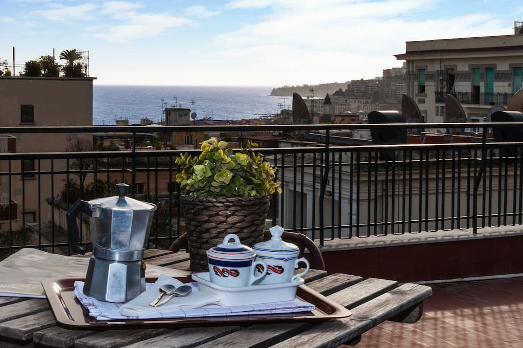 terrazzo privato per il tuo breakfast / your private roof top for your breakfast with Napolitan moka and
free ground coffee