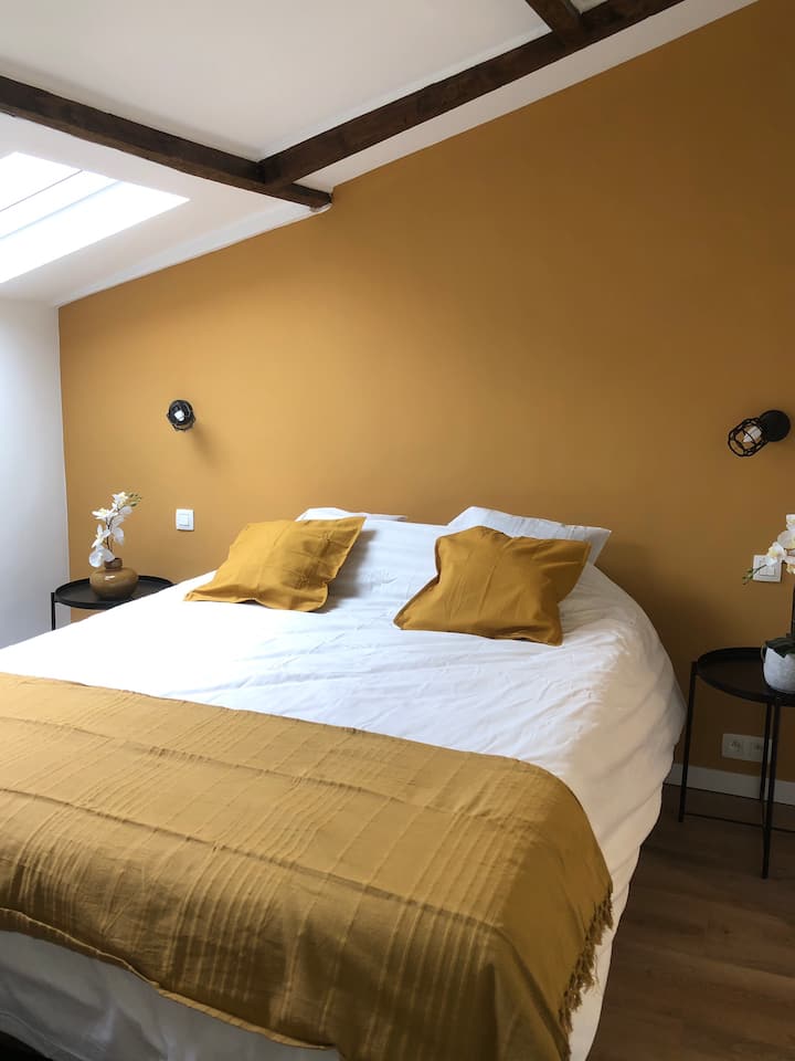 Segundo quarto confortável com espaço de armazenamento