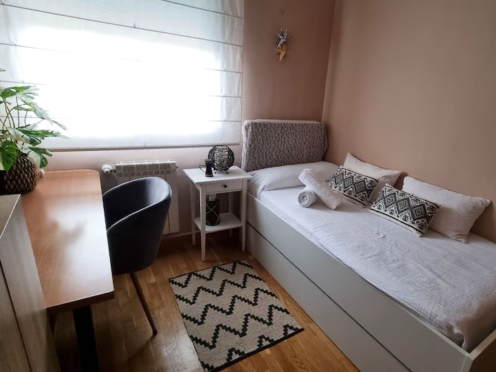 Chumba kilicho na kitanda cha kusukumwa