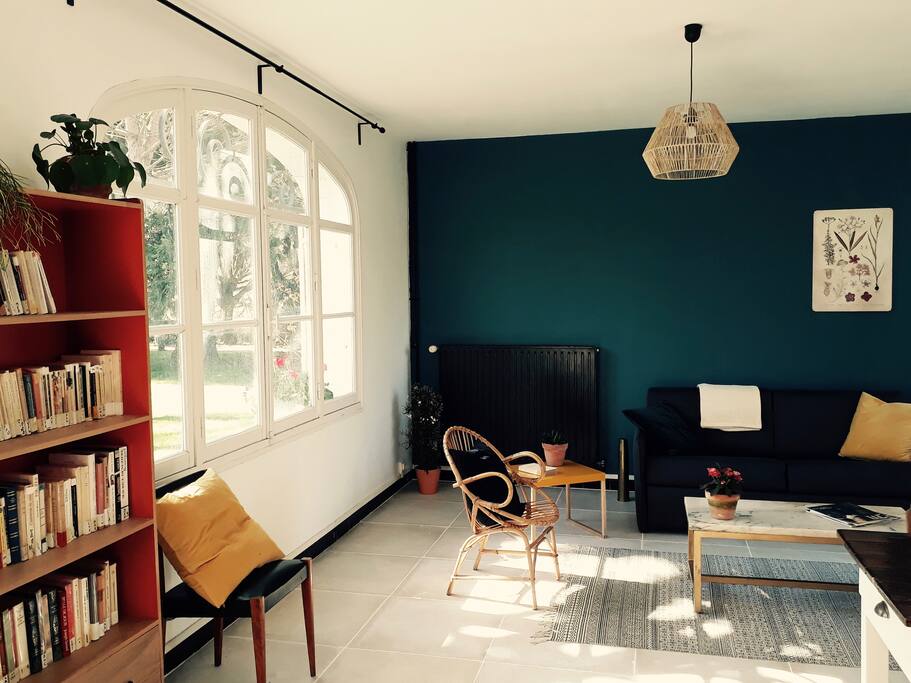Le salon ouvert sur le parc