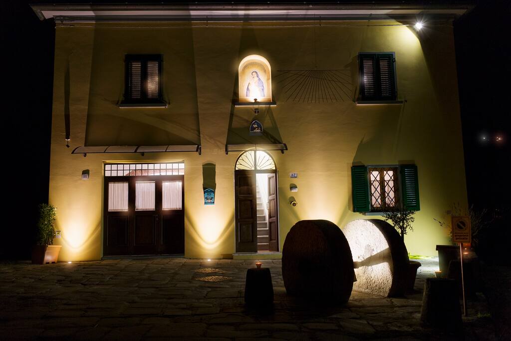 Facciata esterna della struttura in notturna