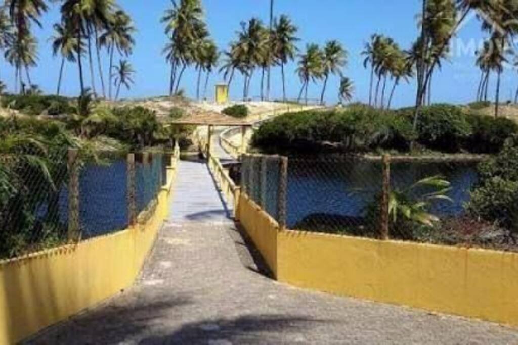acesso do condominio direto para a praia com guarita e segurança na entrada.
