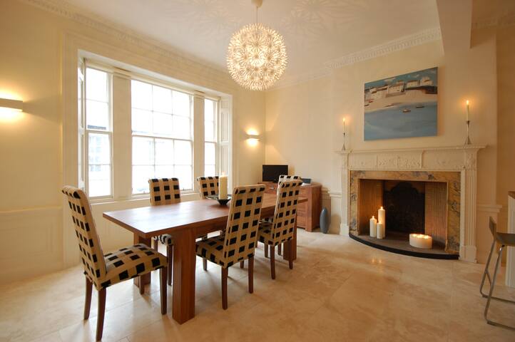 Luxury City Centre Four Bedroom Townhouse gallery image 4