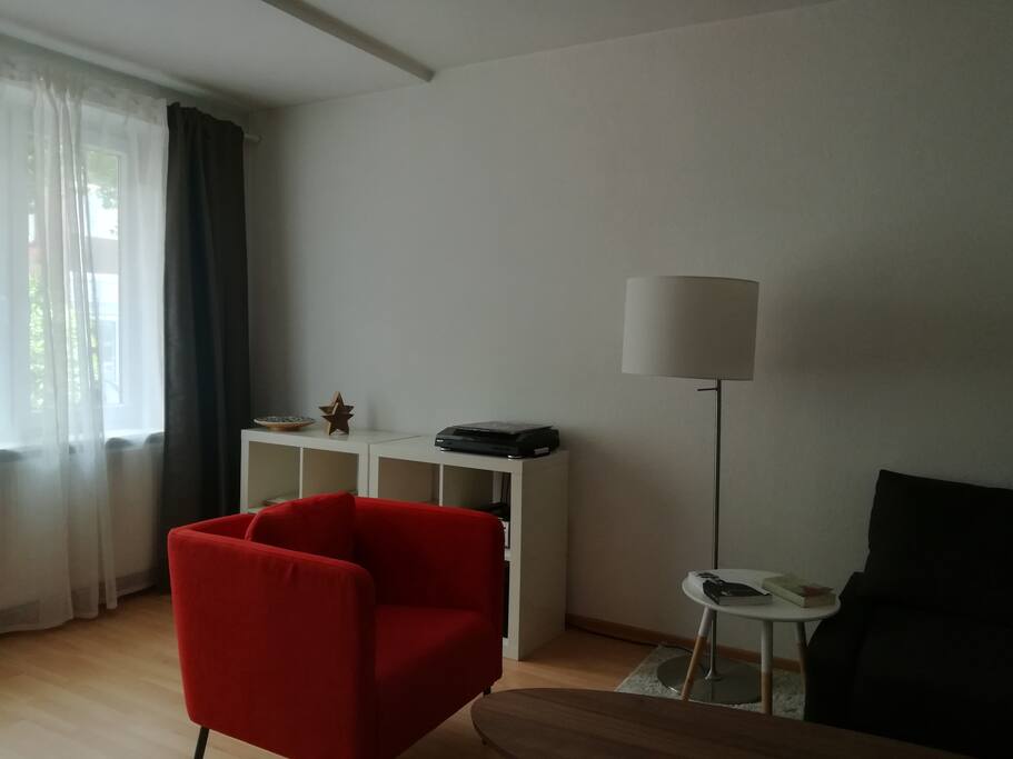 Viele Sitzmöglichkeiten im Wohnzimmer.