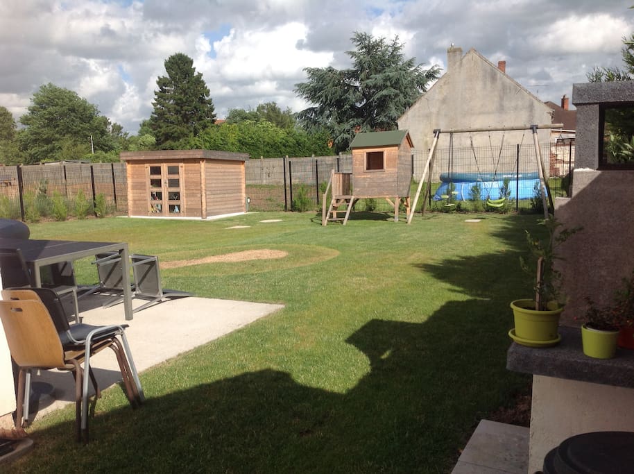 Jardin avec balançoire, salon de jardin, barbecue