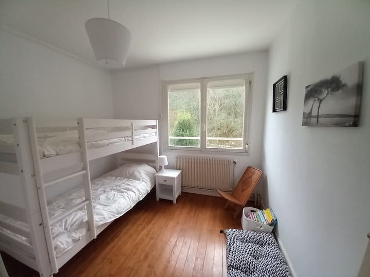 花园一侧的白色卧室 