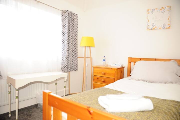 #5 Room on Abingdon Rd-self check-in breakfast