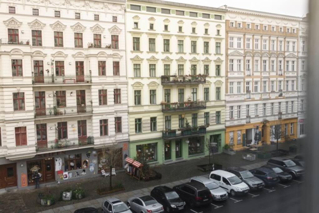 the view to Oderberger stress from all four front windows.