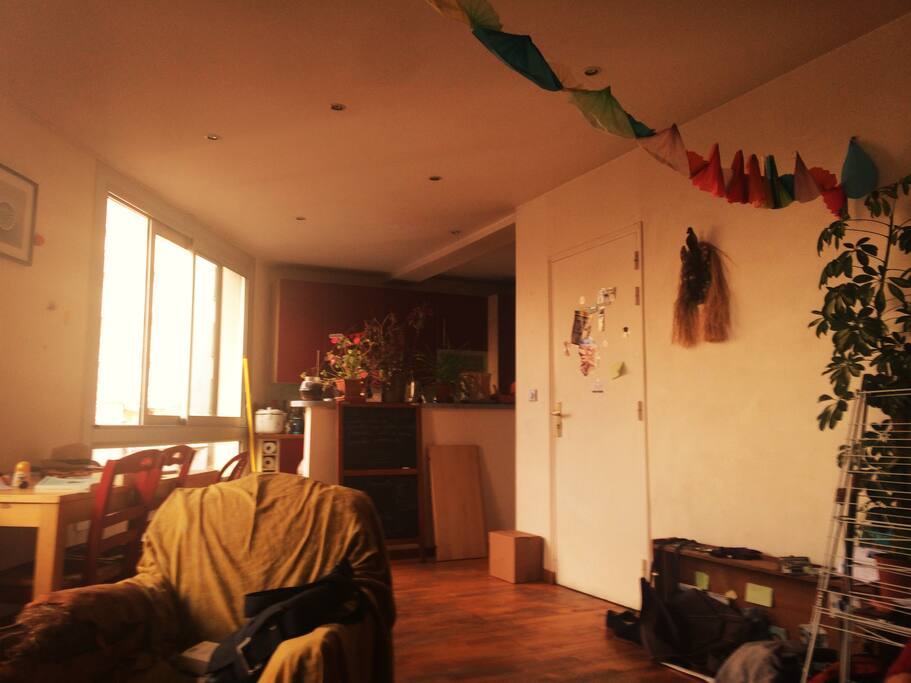 Upstairs : open kitchen & living room, lots of light