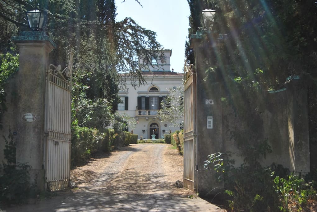 Entrance gate