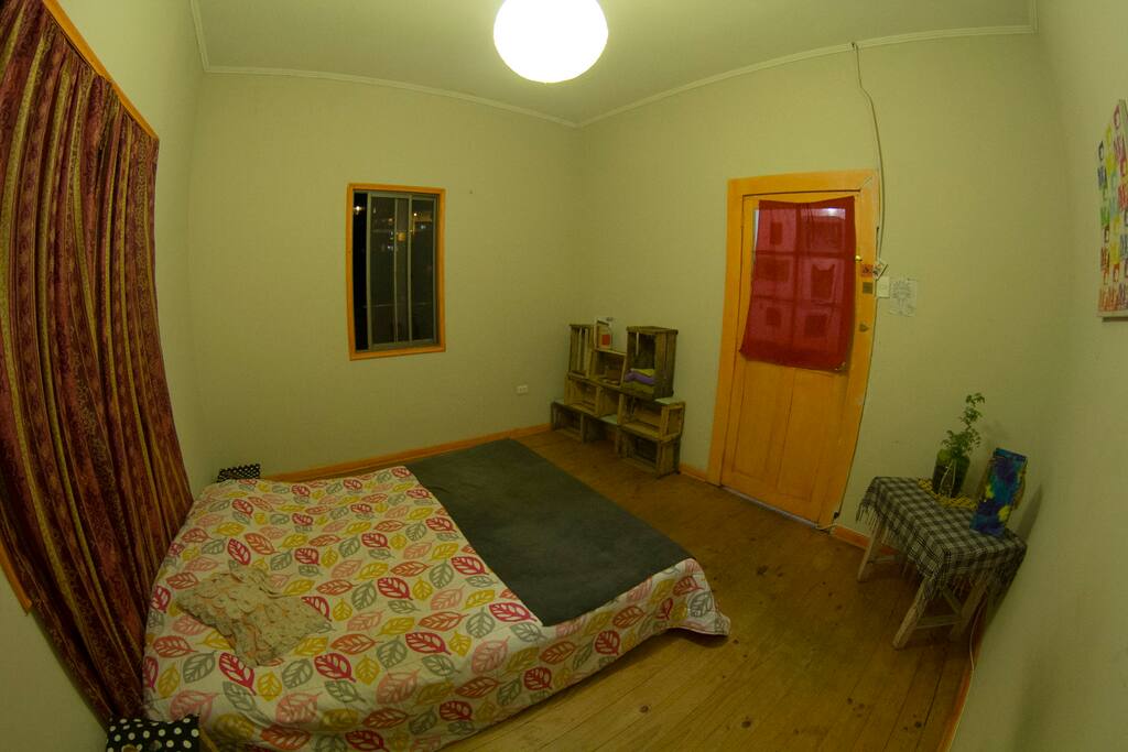 Habitación asoleada, con dos ventanas.