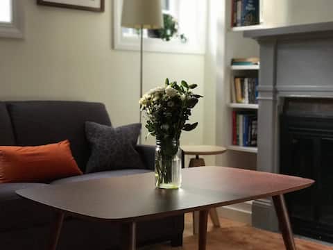 Top performing Airbnb: Cozy studio in Bay Village near Public Garden in Central Boston