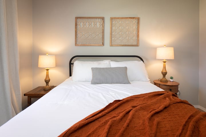 在托德湖（ Todd Lake ）游了一整天后，您可以在这张舒适的双人床上舒适地躺下，睡个好觉，梦想着您明天将在Pine Martin Lodge享用史诗般的日落晚餐。