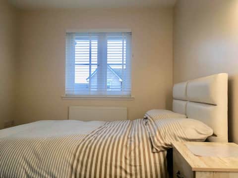 Lovely bright double room, near seafront & cliffs.