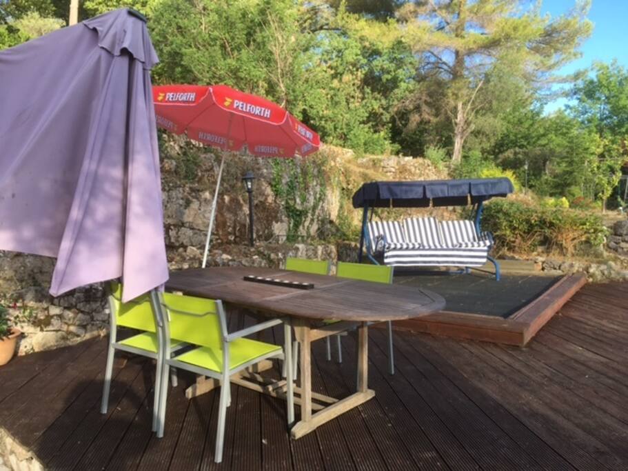 Swing seat area