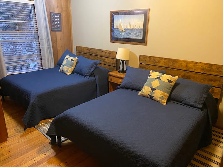 樓下臥室有2張全尺寸牀