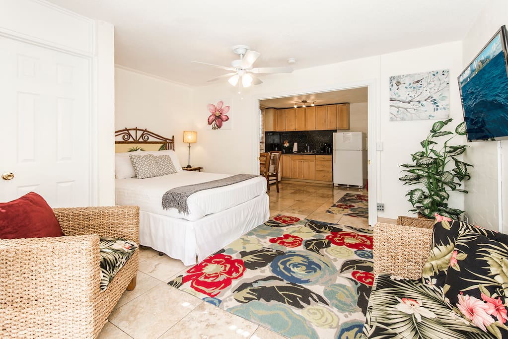 Hawaiian Decor Condo with Ceiling Fan and Large Flat Screen TV