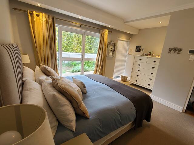 Secure, easy-living townhouse with pool and views gallery image 4