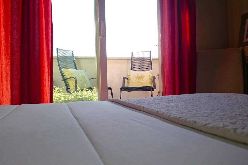 Dormitorio con puerta-ventana a la terraza