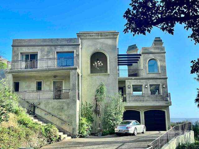 Gorgeous 4 bedroom ocean view villa with hot tub