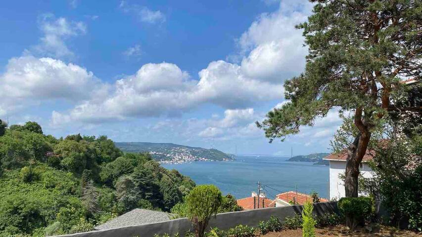 Deniz ve boğaz manzaralı bahçeli müstakil villa