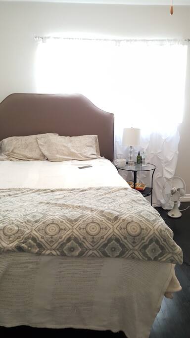 Very comfortable queen bed