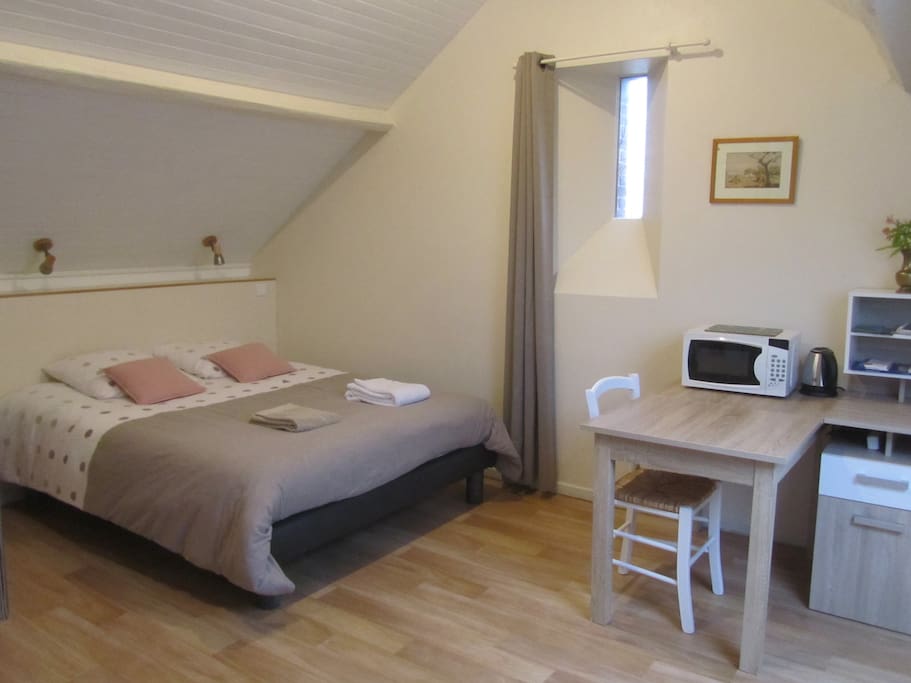 la chambre avec grand lit 2.00 x 1.60