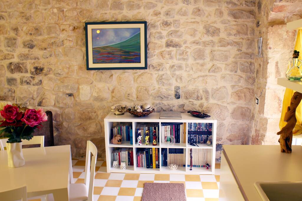 Casa Farlisa, tavolo Twist con sedie Livia e tanti libri per il soggiorno cucina di Casa Gelsomina