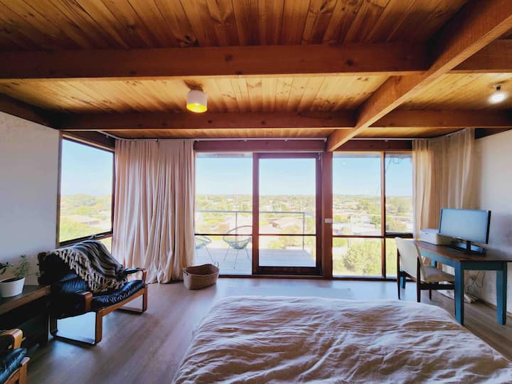 Pohľad z postele v prednej izbe.