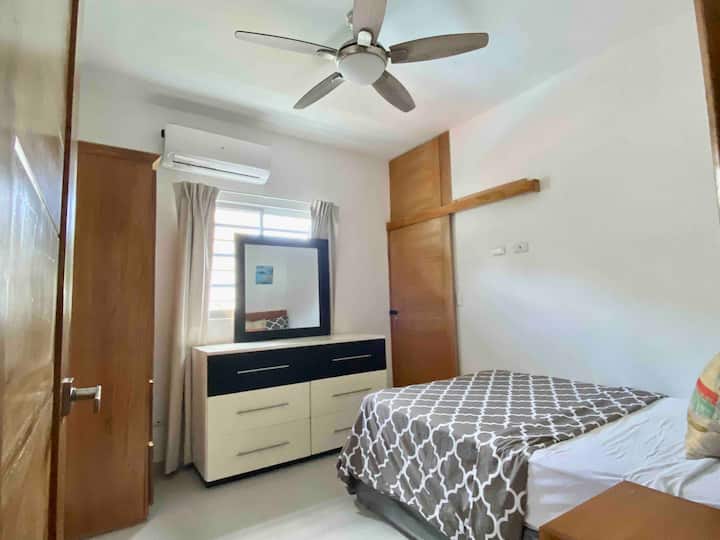 „Priestor na dokonalý odpočinok:
užite si pohodlie a pokoj tejto krásnej izby so všetkým vybavením, ktoré potrebujete. “