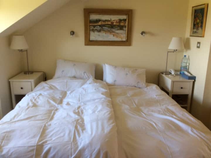 chumba kikuu cha kulala kwenye ghorofa ya juu kilicho na bafu na bafu