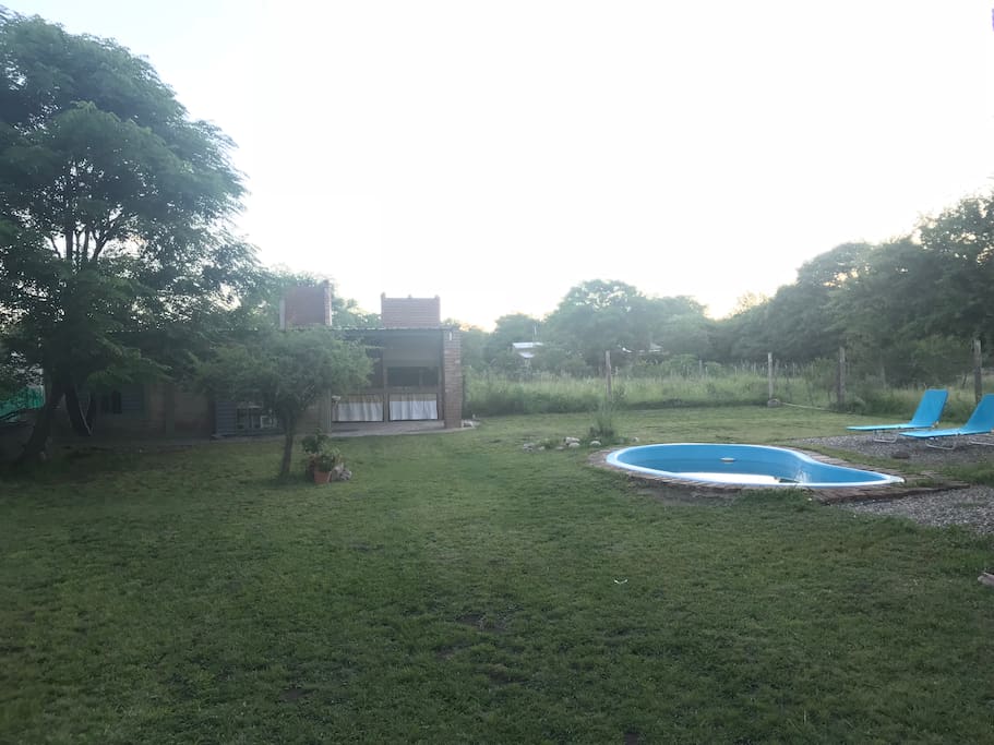 Piscina y reposeras
