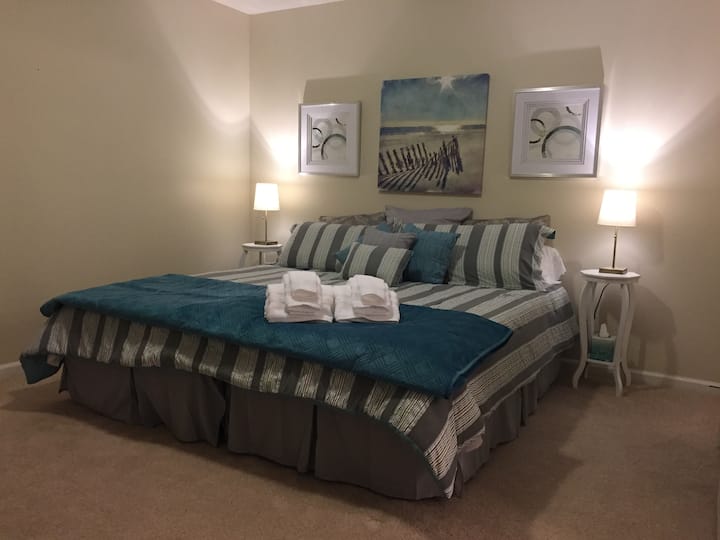 Il padrone di casa con la possibilità di avere un letto matrimoniale grande o 2 letti singoli. Lenzuola/coperte/cuscini di lusso, spazio per gli armadi, scrivania, sedia, bagno privato con doppio lavabo e vasca/doccia. Goditi l'intera casa, la cucina completa, il soggiorno, la TV, il camino, la terrazza, il barbecue e l'accesso al lago!