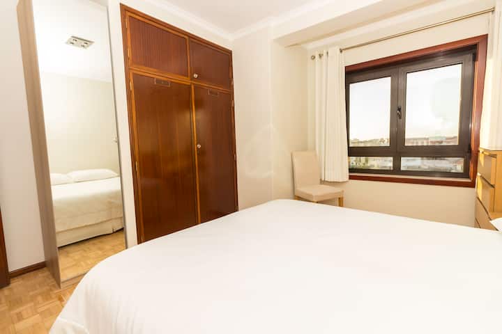 Chambre grand lit 160*200/ Bedroom queen size / Quarto cama de casal / Habitación doble