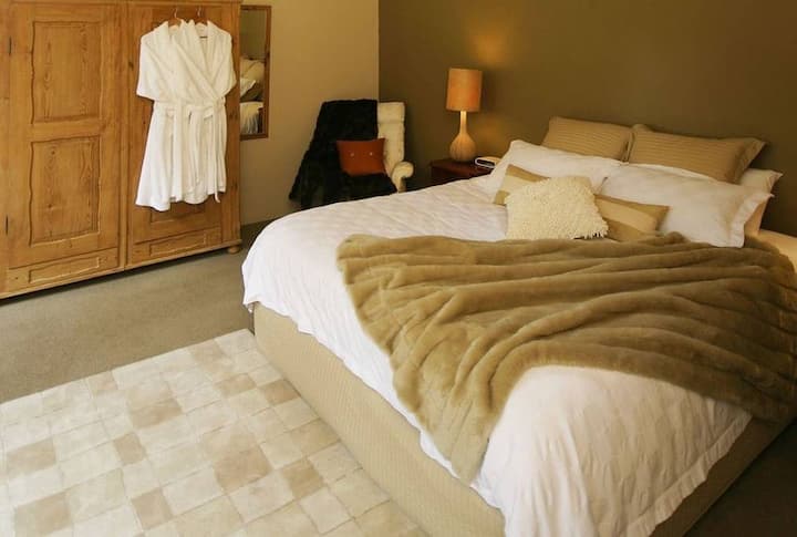 The Sanctuary Tower king size bed on the 3rd level looks directly out into the canopy of the rainforest