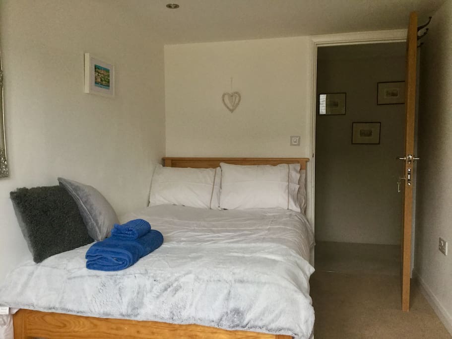 3/4 ( small double) sized bed.