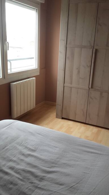 fenetre, radiateur, placard à disposition