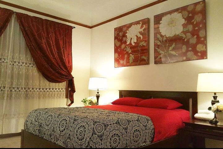 DOWNTOWN PLACE WITH PARKING, IN QUIET UIC AREA