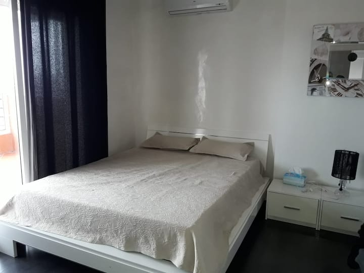 Chumba cha kulala cha 1 chenye eneo la kuvaa na bafu