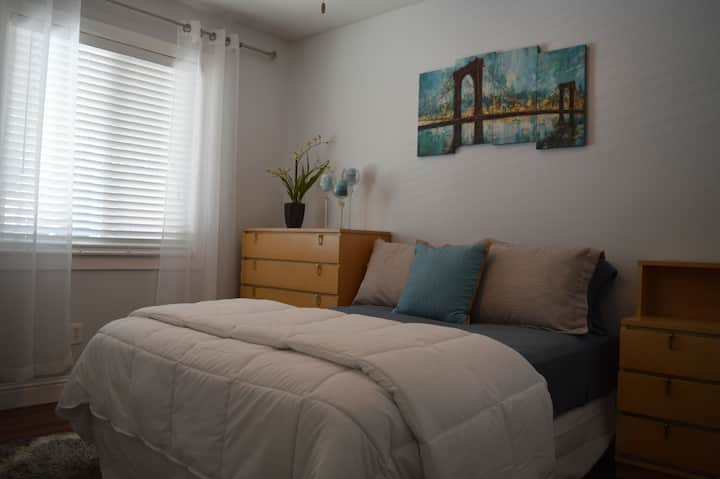 Dormitorio2 con cama de tamaño completo, cómoda y mesita de noche.