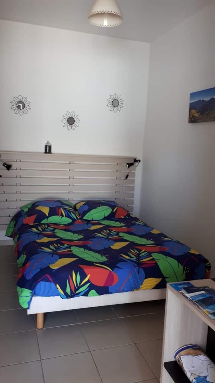 空调房右侧有一张书桌