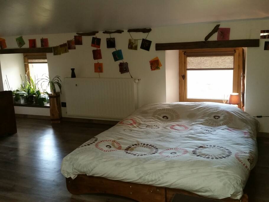 chambre chevaux , chambre 1 avec lit double salle de bain et WC privés et espace bureau.