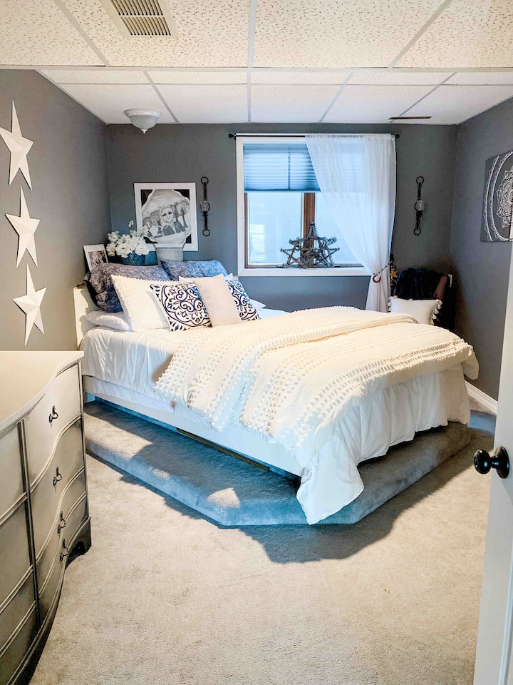 Spavaća soba 1: bračni krevet (širine 150-179 cm) s madracem za dodatnu udobnost. Mnogo jastuka i mekih pokrivača. Komoda, ormar s vješalicama i mjesto za kovčeg. Prozor za bijeg s ljestvama. 