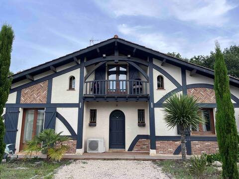Family home 4 bedrooms pool