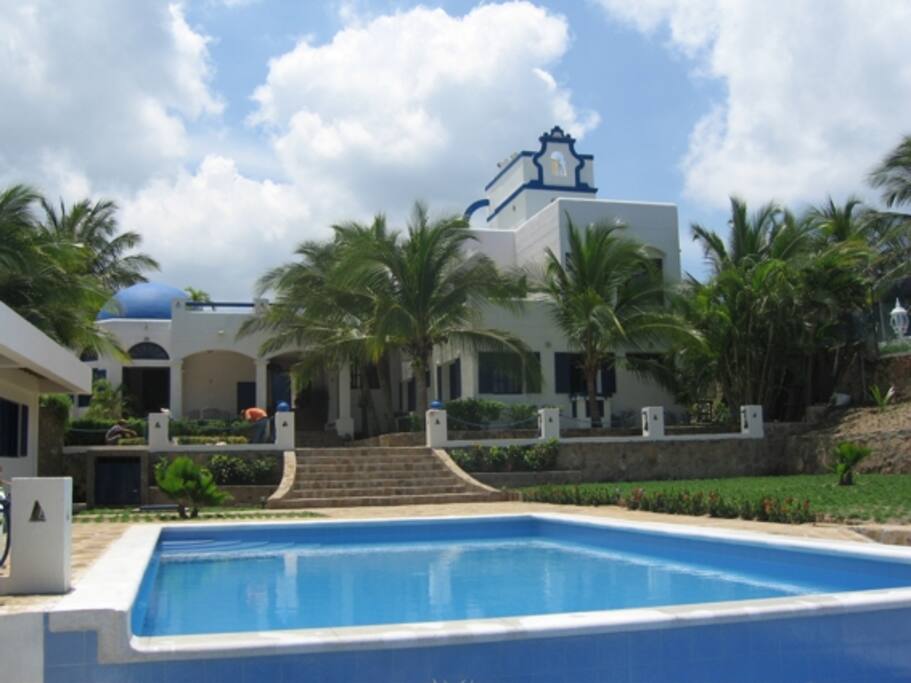 Adults swimming pool , there is one for kids
Piscina de adultos , hay una de niños