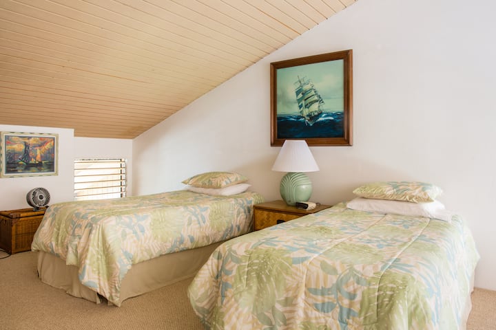 מיטות זוגיות וספה נפתחת בלופט