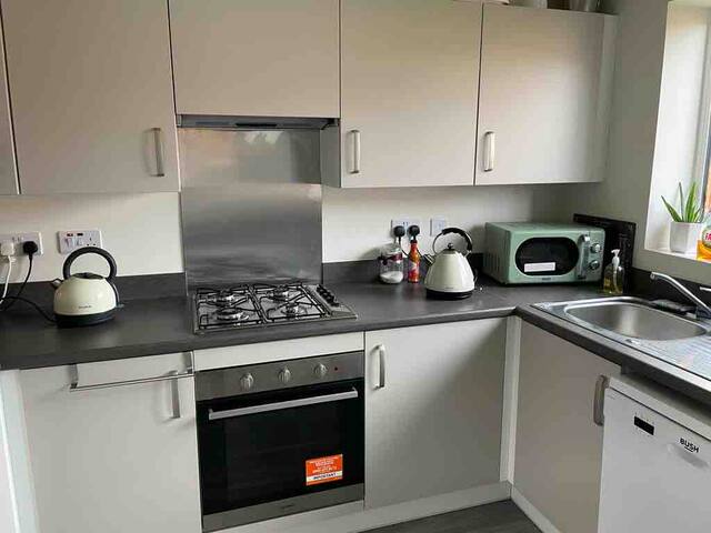 New built 3bd wt garden& en-suite b/room,Sky,PS5 gallery image 4