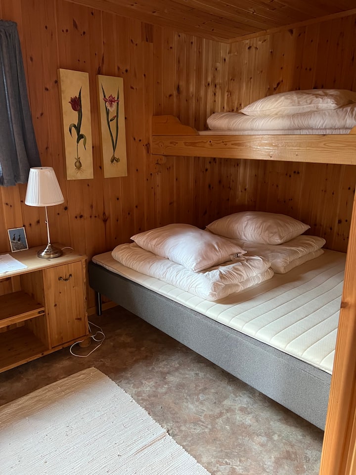 卧室配有一张双人床和一张双层床